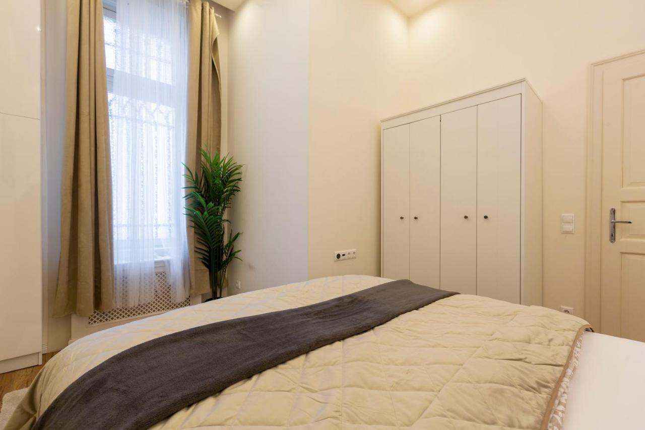 Luxurious Central Apartment In Liszt Ferenc Square Budapest Ngoại thất bức ảnh
